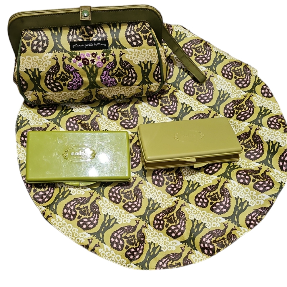 Vintage Cake Petunia Pickle Bottom Diaper Bag